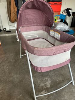 GRACO bassinet with Vibration mode.