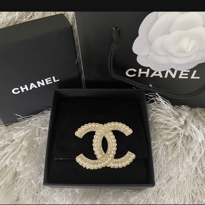 PRE-OWNED CHANEL BROOCH — Juanita World