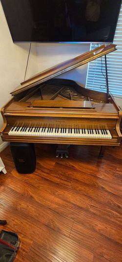 Piano (Baby Grand Piano)
