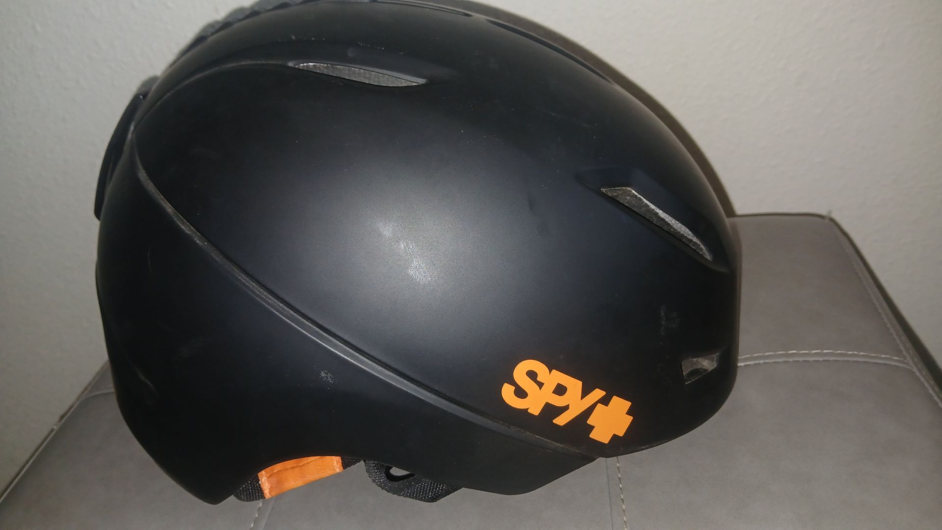 SPY Sender helmer size:XL (polycarbonate)lite used for BmX downhill mountain bike extreme sports.Adjustable slide Vents .turn knob adjustable