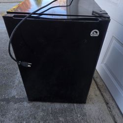 3 cf mini fridge with freezer compartment 