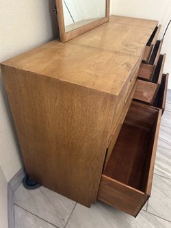 Henredon Mid-Century Modern High End Vintage Heritage Dresser With Mirror