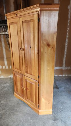 Corner hutch cabinet
