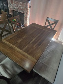 Beautiful 6 piece dinning set!!