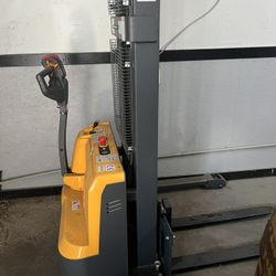 Stacker 3300 Lb Capacity