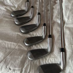 Golf Clubs - Right Handed Golfer