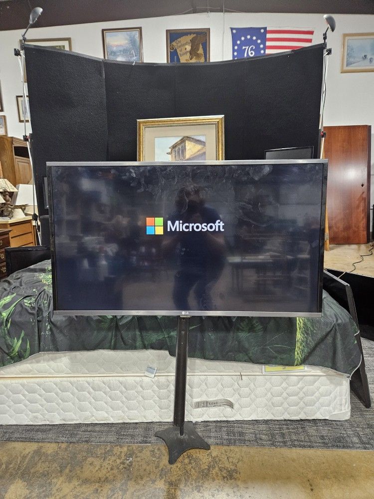 LG Flat-Screen TV - 40"