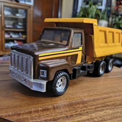 Tonka Dump Truck. Scale 1:18