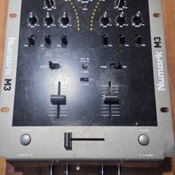 Numark M3