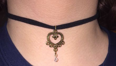 Choker necklace w/ heart