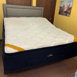 Dreamcloud, The DreamCloud Premier Rest, King, Mattress only   Asking for $450 Retails for $1,499  - 14” Profile With 8 Layer Construction & CertiPUR-