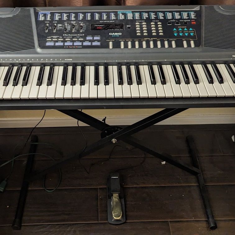 Casio CT 770 touch response keyboard w sustain pedal for Sale in