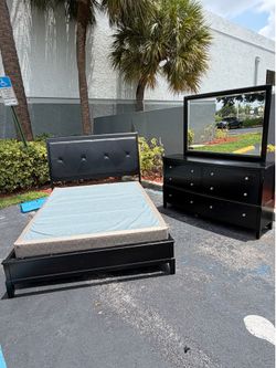 Black Bedroom Set with Dresser and Mirror