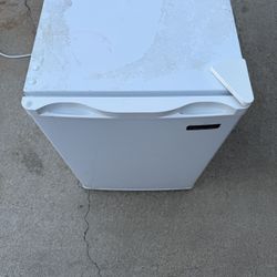 Magic Chef Mini Fridge 