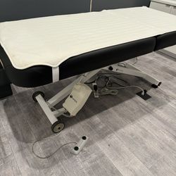 Aesthetician Service Bed And Bed Warmer 