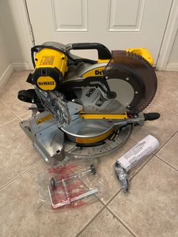 New Dewalt 12” DOUBLE BEVEL COMPOUND MITER SAW $260 Firm-Firme