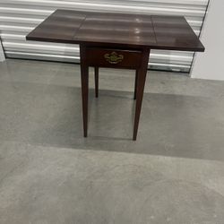 HOOKER FURNITURE  Rear Drop Leaf One Drawer Accent End Table 011-80-137. Used in good condition with scratches and scuff marks. Top left corner of the