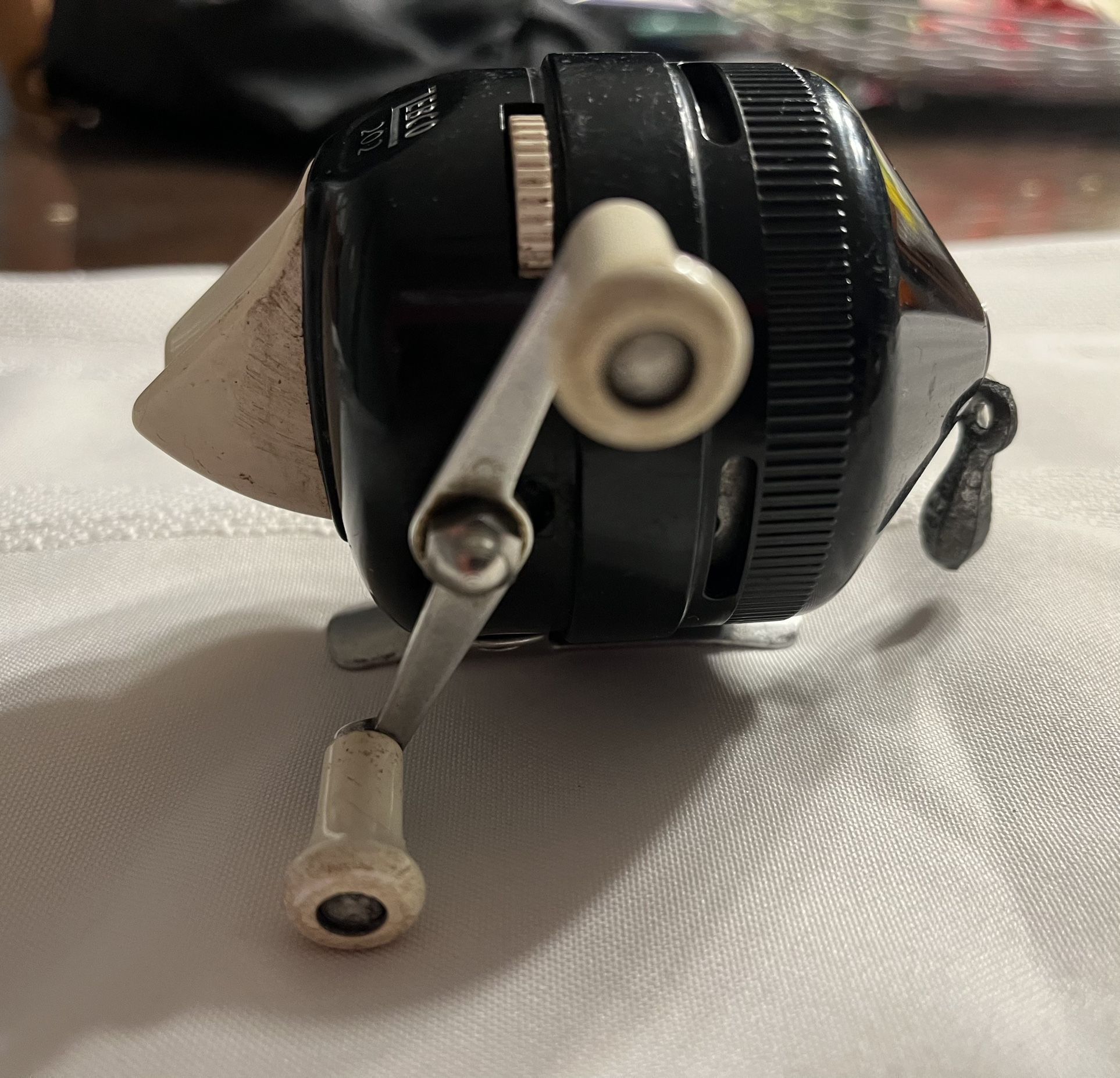 VINTAGE ZEBCO FISHING REEL MODEL ZEEBEE 202 WORKS GREAT for Sale in
