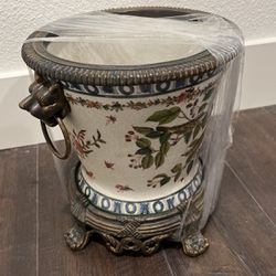 Beautiful  Vintage Porcelain Pot/Vase 