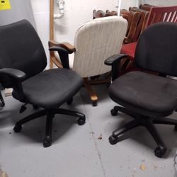 Delivery Available 55 Assorted Desk Chairs 45 Desks for Sale in Orlando FL OfferUp