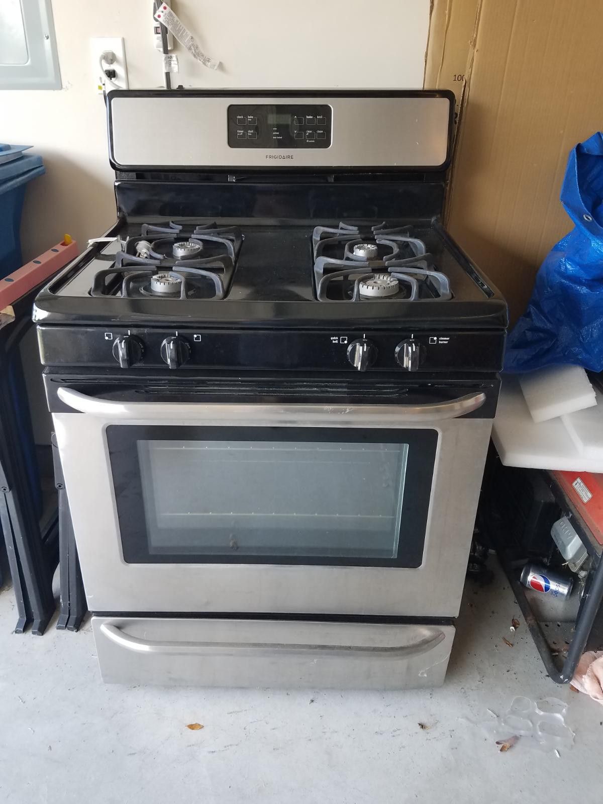 Frigidaire gas stove model FFGF3053LSJ