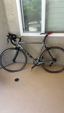 Fuji Roubaix 3.0 car road bike