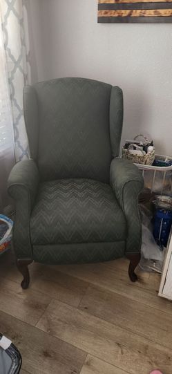 Wingback recliner chair