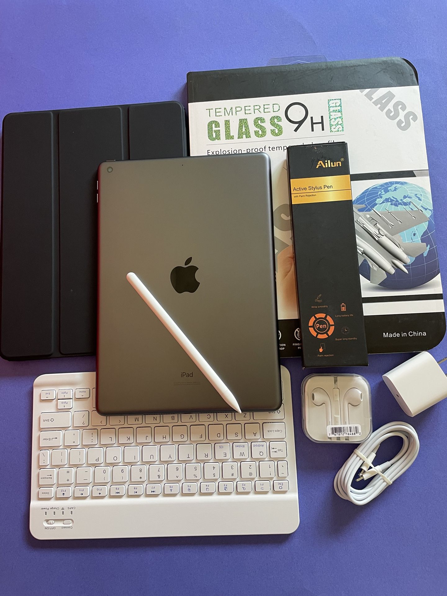 Apple IPad 8th Generation (10.2” Retina /Latest IOS 18/ 2020 model) 32GB with stylus pen, keyboard & Accessories
