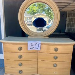  Dresser with mirror and 8 drawer