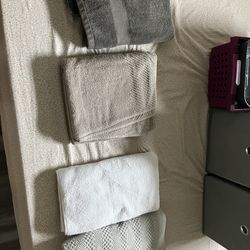 Lot 4 bath towels