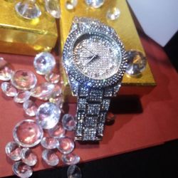 Imported 
Shine with this elegant silver crystal watch. Perfect for adding a touch of glamour to any outfit.This elegant pieces adds a touch of sophis