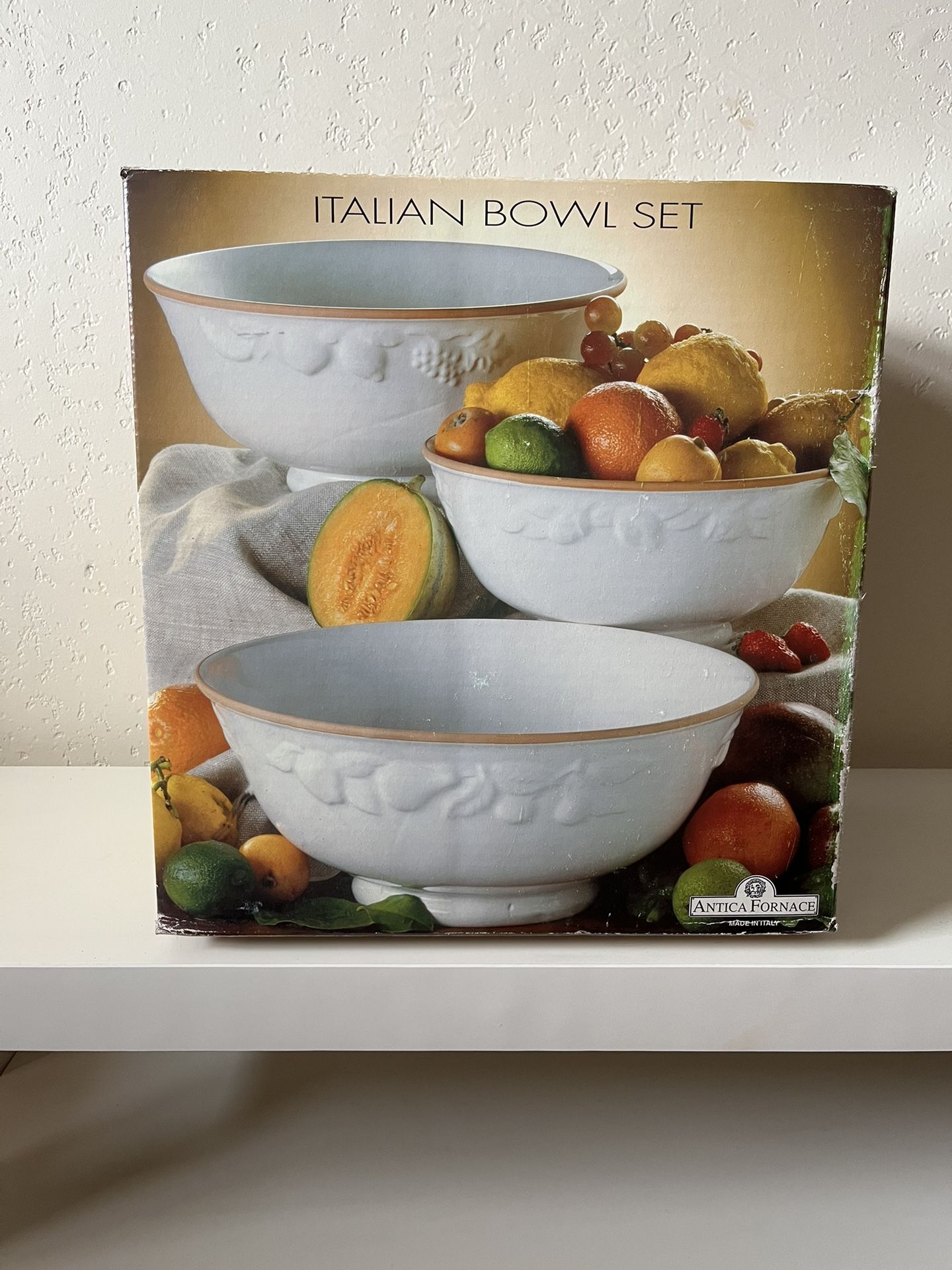 New in box set of 3 Antica Fornace White Ceramic Mixing Bowls Fruit Motif Made in Italy