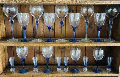Cristal Glasses w/Cobalt Blue Stems. 19 Piece Set. 5-10”, 6-8”, 2-7”,6-5”.