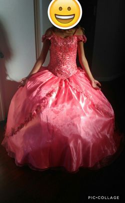 Vestido de quinceañera color coral.