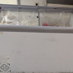 Avantco 360DFF13HC Commercial Display Freezer