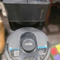 Shark AI Ultra Robot Vacuum with XL Self-Empty Base (AV2510SXUS) - Like New!