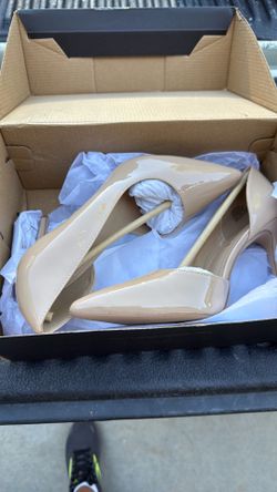 Women’s Annakay Beige Patent Pumps Size 9 – New in Box