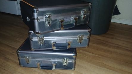 Mini suit case with keys