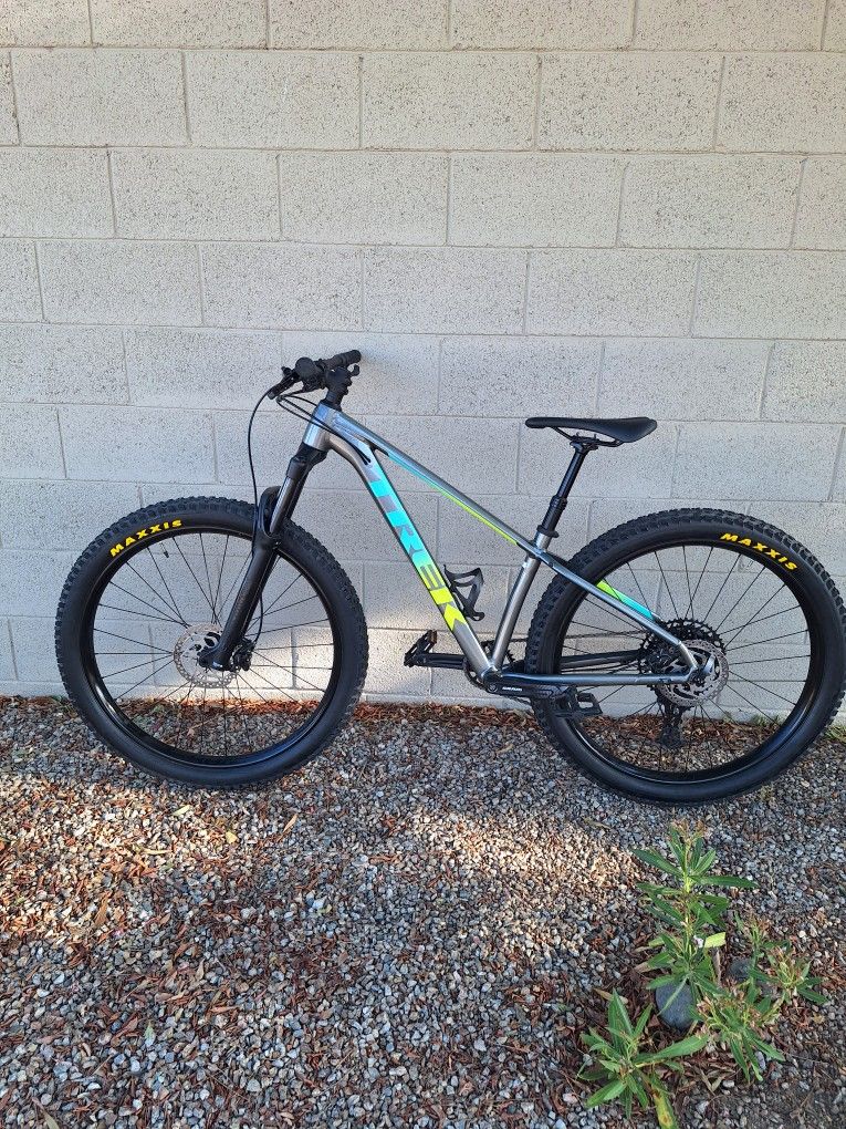 TREK ROSCOE 7 MOUNTAIN BIKE 27.5 INCH 1 X 12 SPEED ROCKSHOX AIR SHOCK DROPPER POST SEAT ( CHECK MY OTHER BIKES)