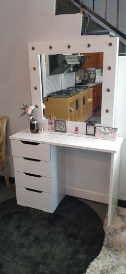 Vanity Makeup Style Venus