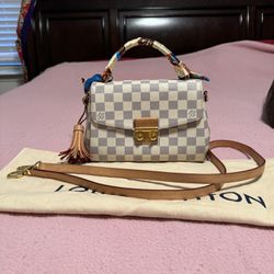 Louis Vuitton Clutch Purse Black With Gold Chain Strap for Sale in  Albuquerque, NM - OfferUp