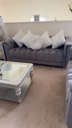 Gray velvet sofá and Loveseat