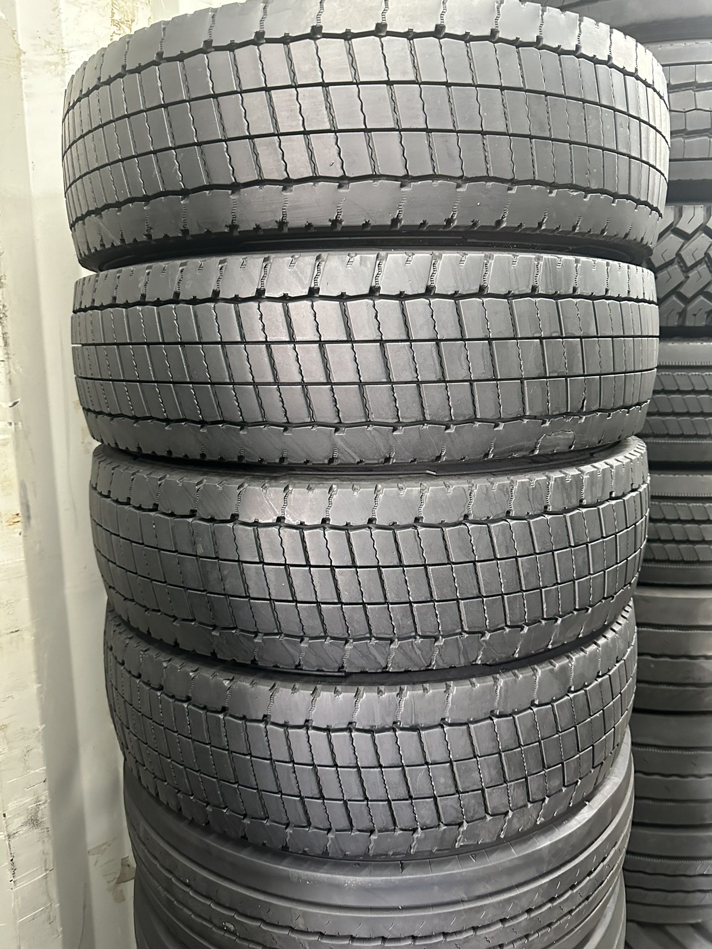 225/70/19.5 Continental 