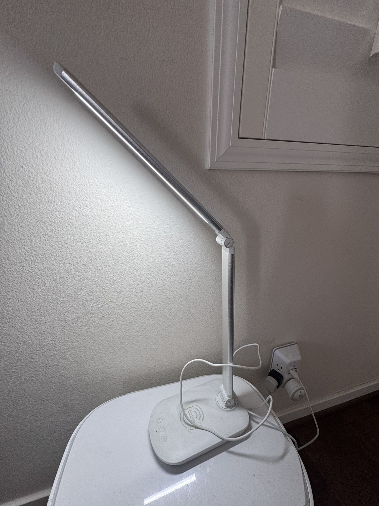 LED desk lamp, rechargeable via phone