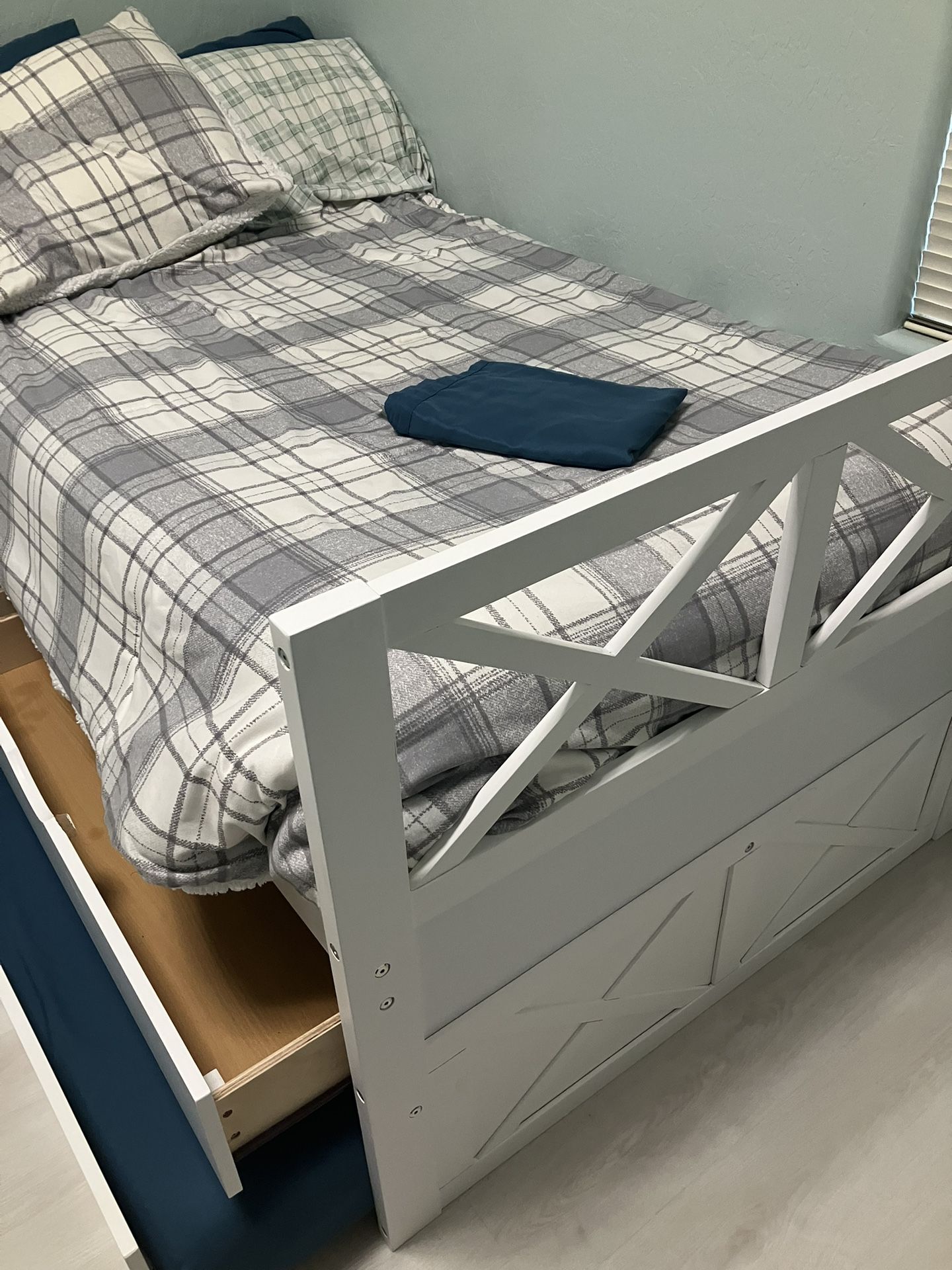Twin Bed With Two Drawers And Trundle