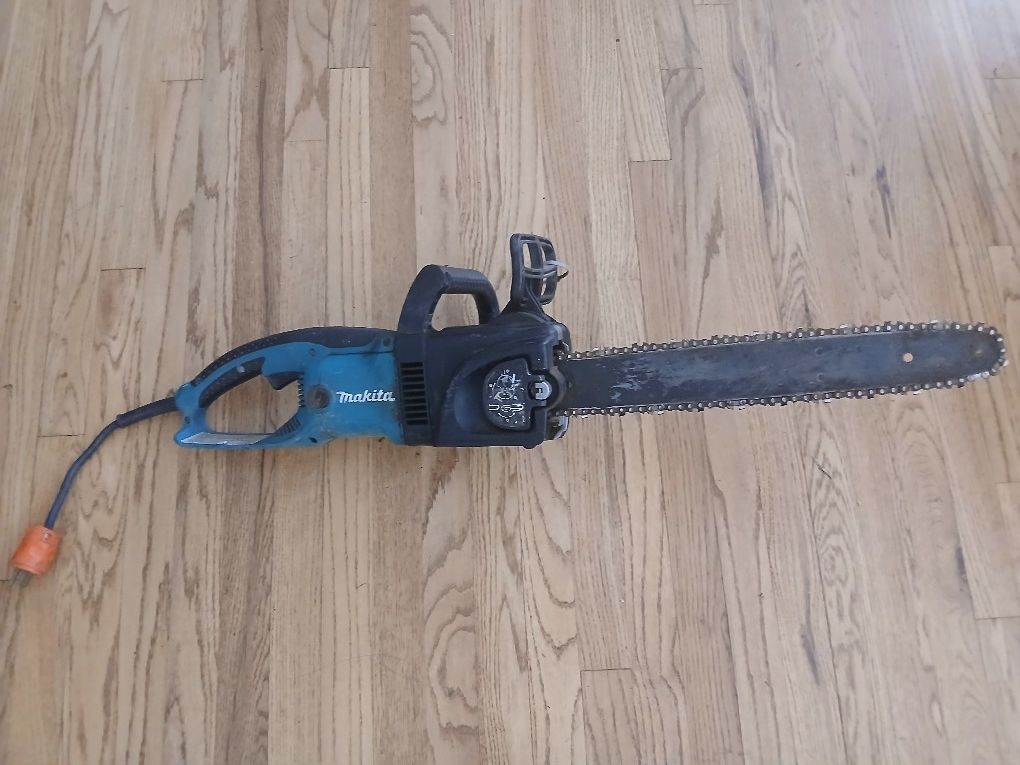 Makita Electric Chainsaw Works