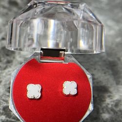 ✨Elegant Van-Inspired Studs with Natural Mother of Pearl 🦪💝✨