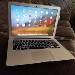 Excellent 13 inch Apple Macbook Air Laptop Computer With Intel Core i5 Proccesor With Programs