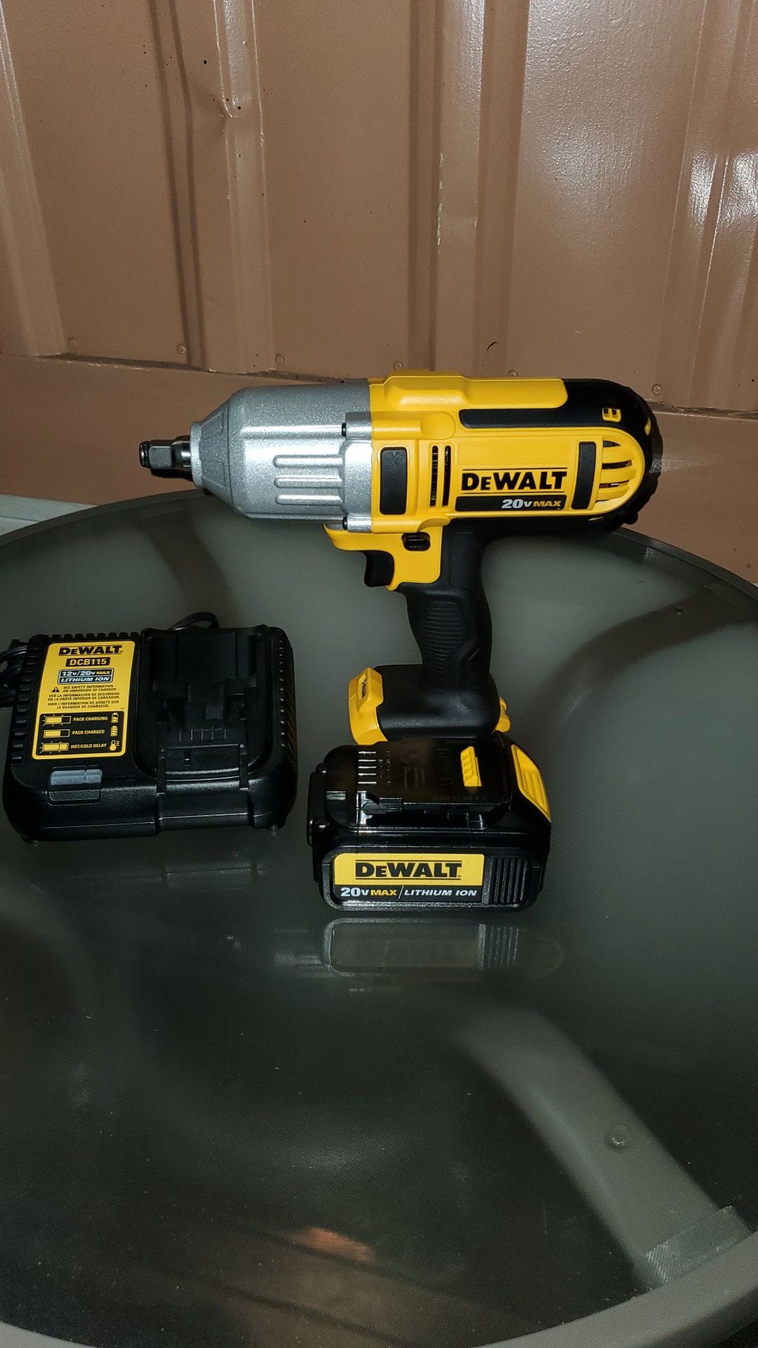 DEWALT 20VMAX 1/2 CORDLESS IMPACT WRENCH Y BATTERY Y CHARGER BRAND NEW