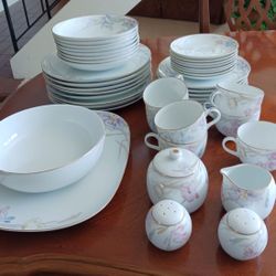 Mikasa Fine China, 8 Place Settings of Dinnerware Plus Serving Pieces, 45 Pieces, Gabriele Pattern.